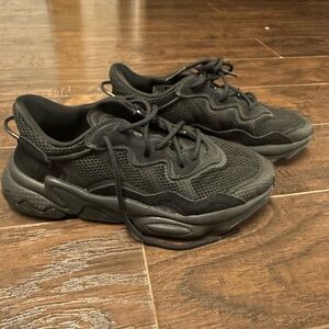 Adidas ozweego black kids 5.5 (women’s 7.5)